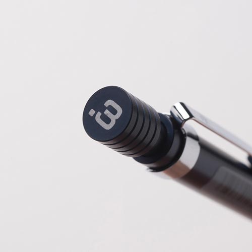製図用シャープペンシル 0.3mm クリアなボディが特徴的で、先端とクリップ部分が鮮やかな色合いのシャープペンシルが横向きに置かれている様子