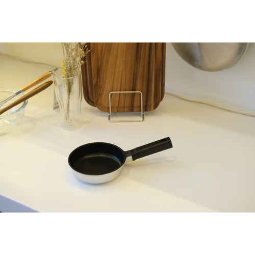 ふっ素加工　チーノ　ダイキャストミニフライパン　14cm 持ち手が見える左側からの撮影、表面に光沢のあるふっ素加工が施されている状態。
