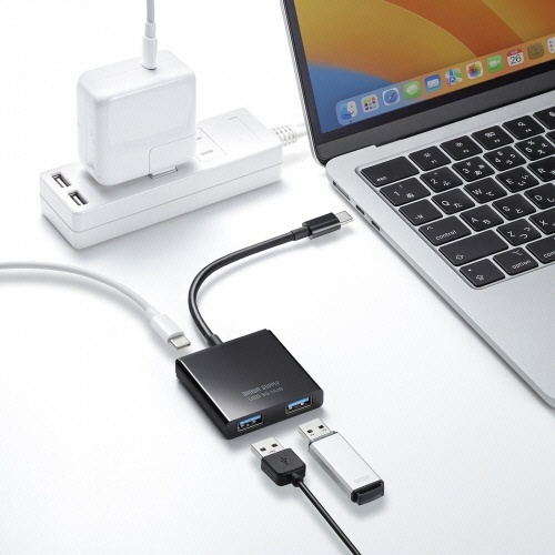 USB　Type-C　ハブ(Aポート×2・Type-Cポート×1)　ブラック　1個 角度を変えて撮影されたハブのトップビュー、ポートと接続端子が明瞭に見える状態。