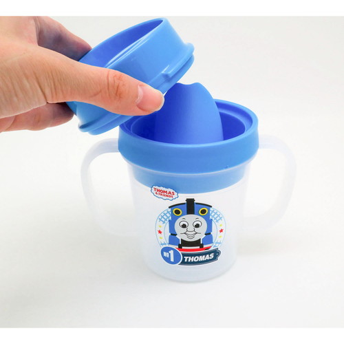 トレーニングカップ　コボレス　トーマス 鮮やかな色合いでデザインされた、ストロー付きのカップが正面に位置している様子
