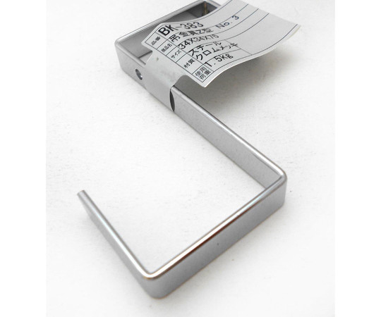 吊金具　Z型　34×34×75mm 金属製の吊金具が正面から見える状態で、テクスチャーが鮮明に表現されている。