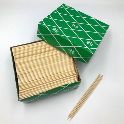 竹串15cm 800g箱入 箱に収められた竹串が並んでいる様子，正方形の形状で密閉されている。