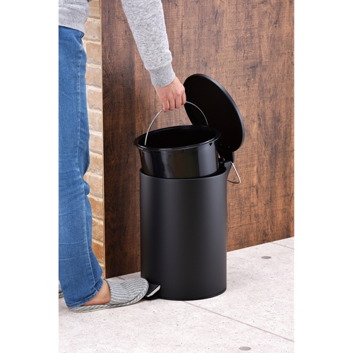 ゴミ箱　マイトラッシュ　ペダルペール12L　BK 黒いペダル付きのゴミ箱が横から見える状態