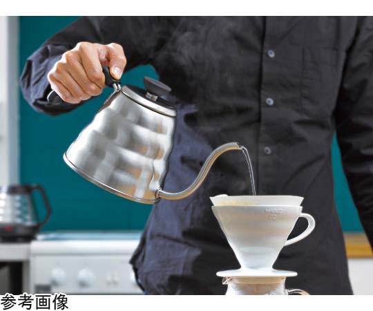 V60ドリップケトル・ヴォーノ ノズルが見える斜め上からのアングル、光沢のある金属表面が際立つ状態