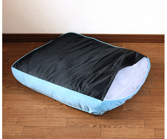 ひんやりクッション　5個入 パッケージ全体が見える横からのアングル、清涼感のあるカラーリングが特徴。