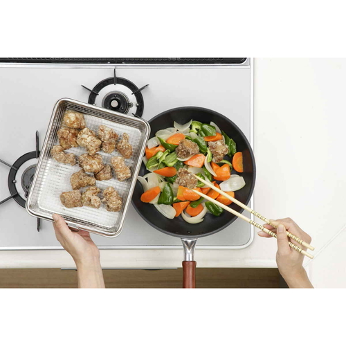 バット&ザル　揚げ物バット&油切りザル 透明なプラスチック製のバットとザルが、交互に整然と並んでいる様子