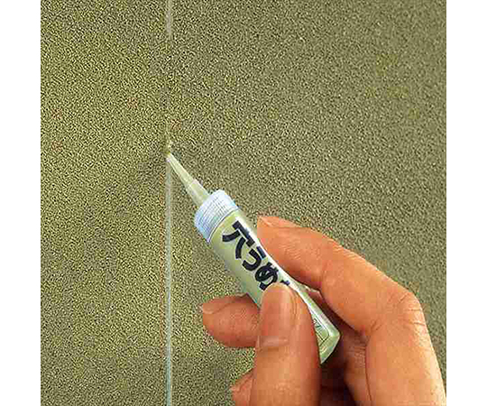 和室の穴うめ材　砂色　10mL キャップ付きの容器に入った、クリーム色の穴うめ材が見える状態