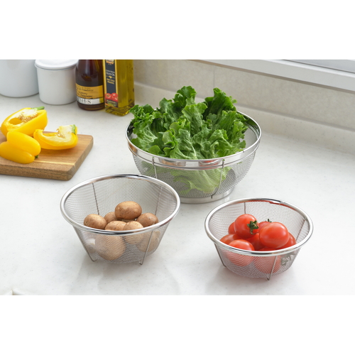 ザル　3点セット　ステンレス製　郷技　日本製 光沢のあるステンレス製のザルが3点並べられた状態、手前には小さなサイズがあり奥には大きなサイズが見える。