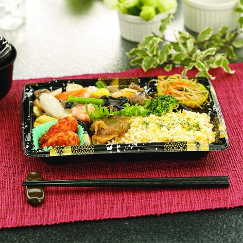 弁当容器 MS角弁 23-17-2 平泉黒 本体 エフピコチューパ 黒い角型の弁当容器が正面から見える状態で、蓋がしっかり閉まっている。
