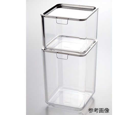 PC容器フック付フタ L 透明なフタ付きの容器が斜めから見える状態、フタにフックが付いている特徴的なデザイン。