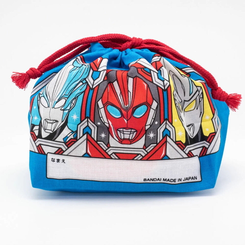 ウルトラヒーローズ巾着弁当袋 明るい青色地にヒーローのデザインが施された巾着袋が広がる様子