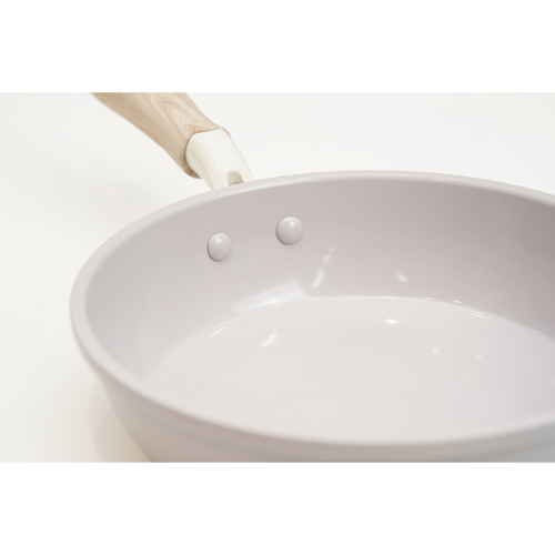 セラミック加工　IH対応軽量深型フライパン　24cm　ハルミック　ペールパープル パープルの滑らかな表面が輝くフライパンの上面