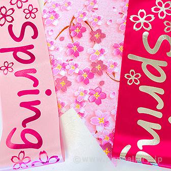 スプリング2連ペナント カラフルなデザインが施された二連の飾りが風に揺れている様子