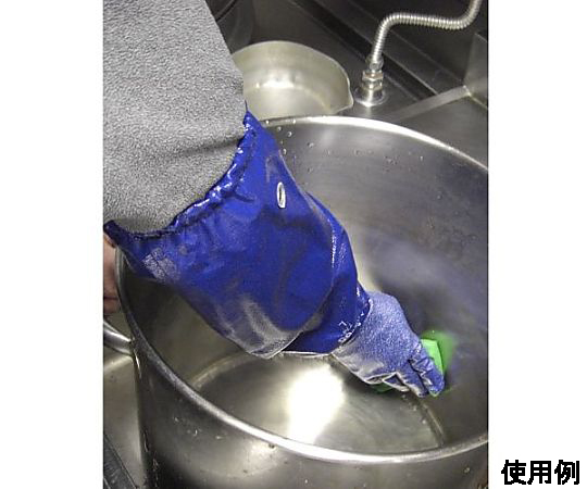 [LL/650mm] 手袋(耐油/ニトリルゴム・綿 PE裏) 手のひら部分が強調された耐油性の手袋が多数並んでいる様子