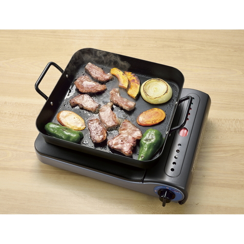 角型プレート　25×25cm　IH対応　鉄製 表面に光沢のある角型の深皿、シンプルなデザインでスタイリッシュに見える状態。