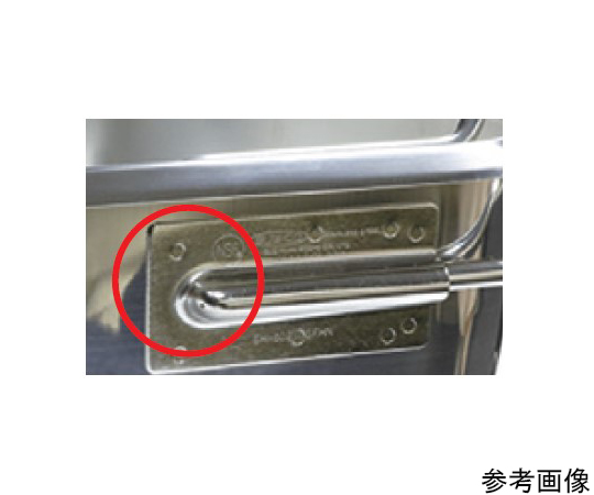 18-8 給食バット 運搬型 半カールフランジタイプ H200mm 約40L 銀色の金属製バットがテーブルの上に水平に置かれている状態