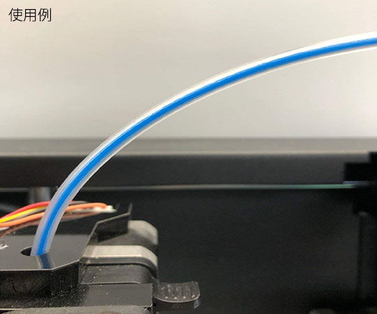 3D　Printing　フィラメント　スベアップガイドチューブ　2φ×4φ 透明なチューブが直立している様子、内部が見えるデザイン。