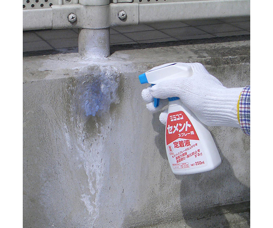 セメントスプレー用定着液　透明　250mL 透明のボトルが斜めから見える状態、ラベルに詳細な説明が印刷されている。
