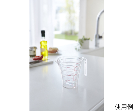 段々計量カップ500ML 透明な計量カップが上から見下ろされた状態で、目盛りがはっきり見える。