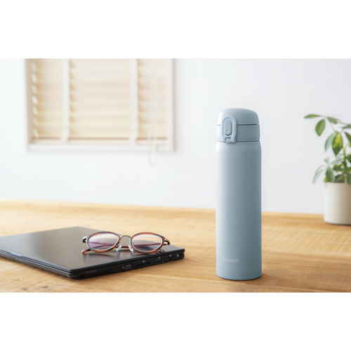 水筒　500ml　ステンレス　ワンタッチ　保温　保冷　スモーキーブルー シンプルなデザインの容器が斜めから映る様子で、持ち手付きのフタが開いている。