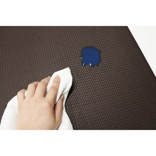 衝撃吸収PVCキッチンマット　45×240cm　無地　ブラウン 無地のブラウンマットが床に横たわり、しっかりとした厚みが感じられる状態