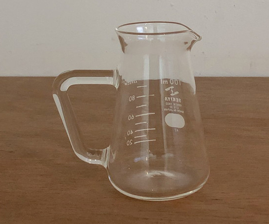 取っ手付きコニカルビーカー 100ml 取っ手部分と底が明瞭に確認できる傾斜のあるデザイン