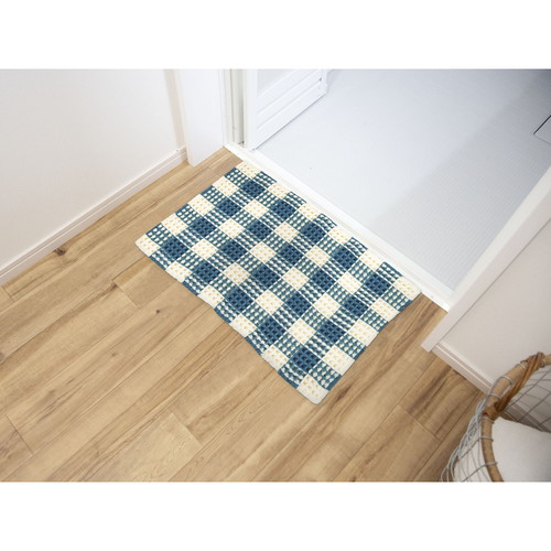 Ag+抗菌ワッフルバスマット　40×60　ブルー 鮮やかなブルーが目を引く、ふわふわしたテクスチャのバスマットが置かれた状況