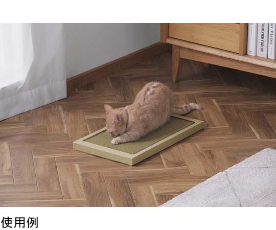 猫の爪とぎ ワイドタイプ ナチュラル ナチュラルな木目調の表面が見える、床に置かれた広めの爪とぎ器