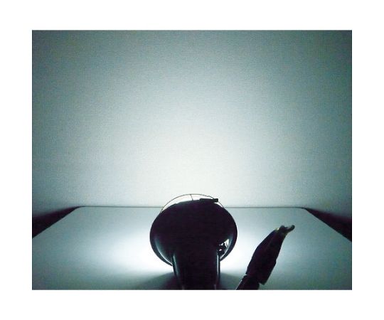 LED投光器　20W　5m 箱から取り出された投光器が横向きで設置されている様子