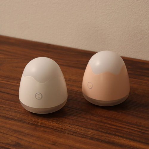 毛玉取り器　オーヴォ　充電式　ピンク 持ち手が際立つ充電式クリーナーの側面とボタンが見える状態