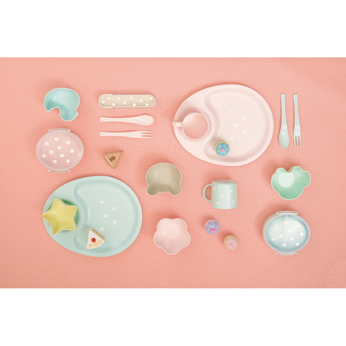 弁当箱　1段　280ml　Kids　Palette　お弁当箱　LPK　ライトブルー 鮮やかなライトブルーの本体とシンプルなデザインが特徴の弁当箱が横向きに置かれている。