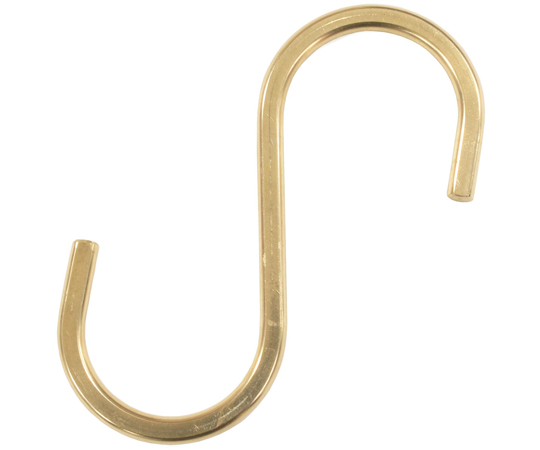 Kabette（カベッテ） S字フック 真鍮 80mm 金色の光沢を持つS字フックが垂直に吊り下げられた状態