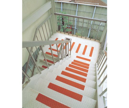 ノンスリップテープ　100×18m　黒 黒いノンスリップテープがダンボールに巻かれ、手前にはカット部分が見える状態