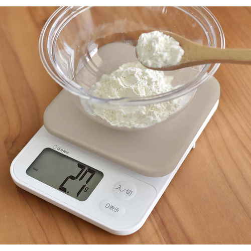 計量器　デジタルスケール　ブランジェ　2kg　BE　ベージュ ベージュのデジタルスケールが正面から見える状態、天板には目盛りが印刷されている。
