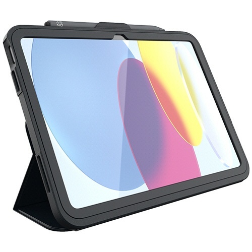 iPad(A16/第10世代)用ケース Rugged Messenger チャコール 1個 厚手の素材で覆われたケースがデスクに置かれ、開いた状態で内部のクッション部分が見える様子。