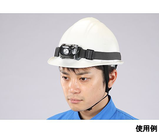 [単4x3本] ヘッドライト/LED(防爆構造/黒) 黒い防爆構造のヘッドライトが、単4電池のパッケージと共に正面を向いている状態