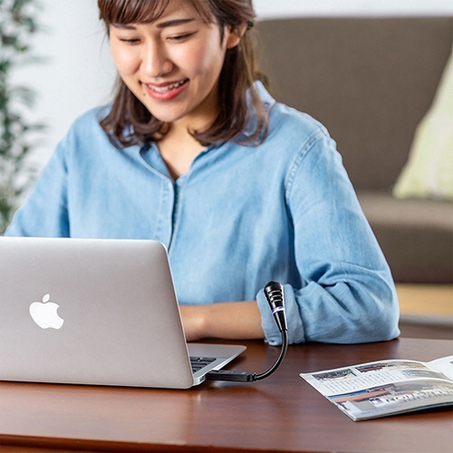USBマイクロホン　単一指向性　ブラック　1個 マイクの前面がクローズアップされ、丸いグリルとシンプルなデザインが強調されている様子