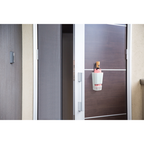 karariマグネット式折りたたみ傘ホルダー1本用 マグネットで固定された状態の折りたたみ傘が見える様子