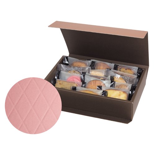 ギフト箱 HBダイヤキルトBOX ピンク M ヤマニパッケージ ダイヤキルト模様が施されたピンクのギフト箱が斜めから見える状態