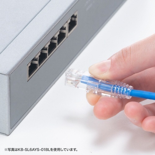 カテゴリ6A　LANケーブル(スリム・やわらか・ツメ折れ防止コネクタ)　ホワイト　2m　1本 白色の細身のLANケーブルが、コネクタ付きで横たわっている様子
