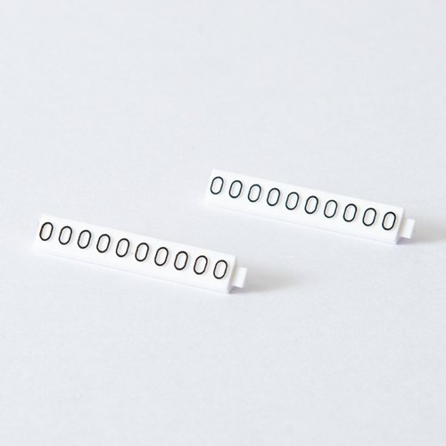 陳列備品 ニュープライスキューブ補充M用(20粒) 白/黒 0 友屋 白と黒のプライスキューブが整然と並んでいる様子