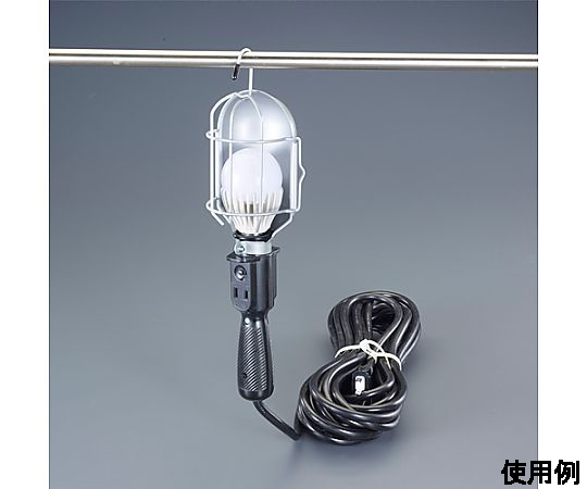 AC100V/ 10W 作業灯/LED(屋内用・電球色) 明るい電球色の光を放つ作業灯が斜め上から映し出されている状態
