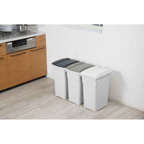 ゴミ箱　屋外兼用　45L　連結カラー分別ペール　ダークグレー ダークグレーの45Lペールが並び、カラフルな蓋の部分が強調された状態