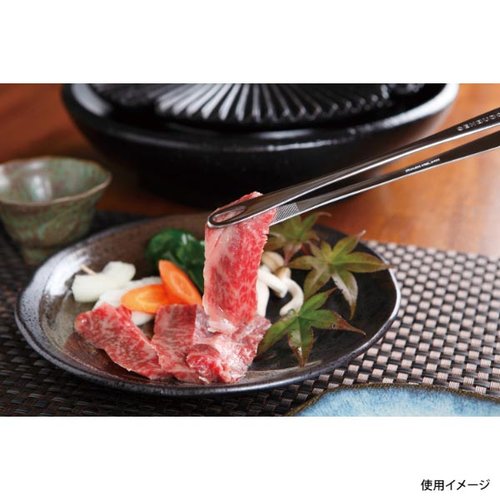 18-8 仙武堂 焼肉トング 大 トーダイ 光沢のあるステンレス製のトングが爽やかな照明の中で斜めに置かれている様子