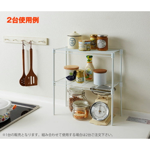 キッチン収納　キッチン重ね棚 シンプルなデザインの重ねられた棚が直立している様子