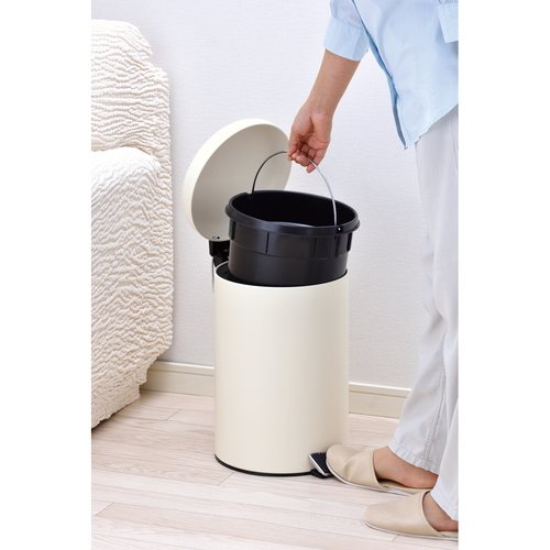 ゴミ箱　マイトラッシュペダルペール12L　IV 優雅なアイボリー色のペダル付きゴミ箱が正面から見える状態。