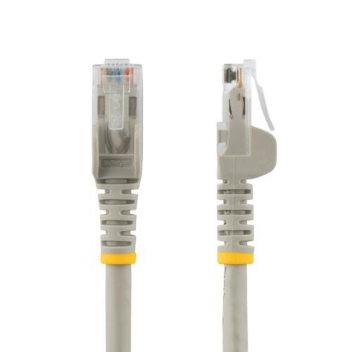 カテゴリ6　LANケーブル　RJ45モールドコネクタ　ツメ折れ防止　5m　グレー　1本 グレーのLANケーブルが被っているツメ折れ防止のコネクタ側から見える状態