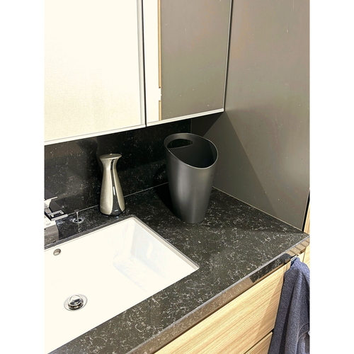 ゴミ箱　トラッシュポット3.5L　ダークグレー シンプルなデザインの丸型ゴミ箱が上から見える状態