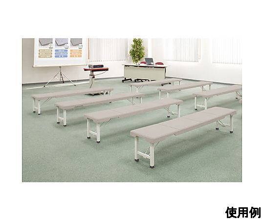 1800×400×365mm　ベンチ（折畳み式/グレー） 折りたたまれた状態で壁際に置かれたベンチ、グレーの布地が見える。
