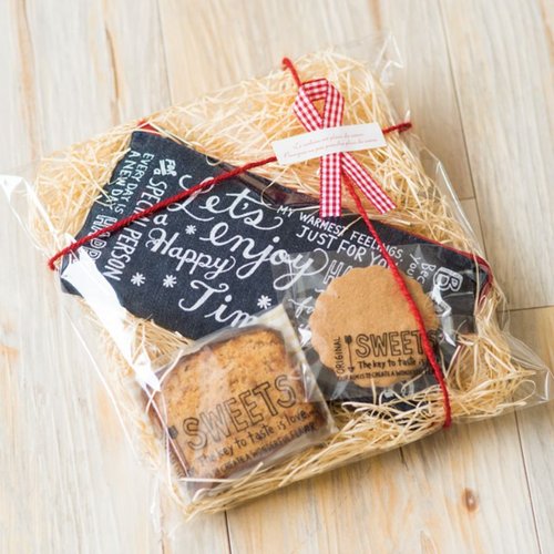 リボン ジュートロープレッド-1(1巻) ヘッズ 鮮やかな赤のリボンが巻かれたロープが整然と置かれている様子